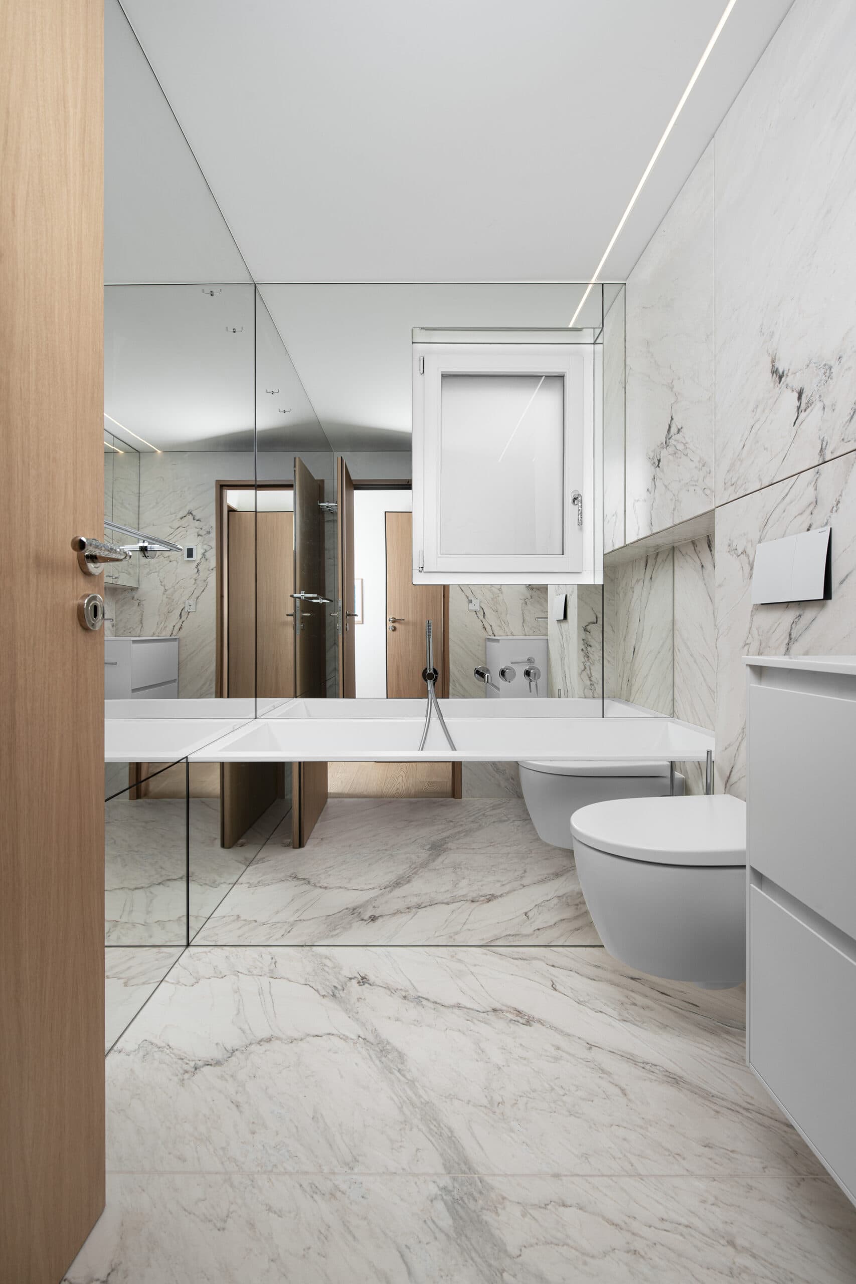 Réalisation d'une salle de bain en Marbre de Palissandre avec veinage continu et finitions de marbrier.