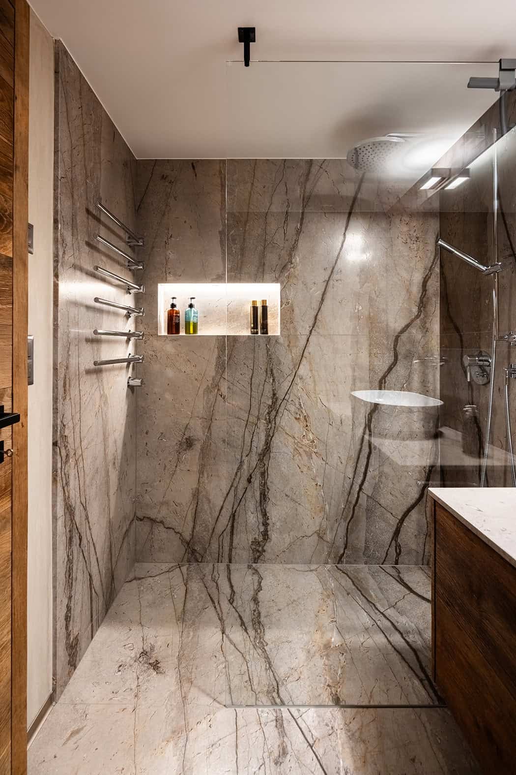 Douche à l'italienne en marbre Silver Roots avec veinage naturel continu.