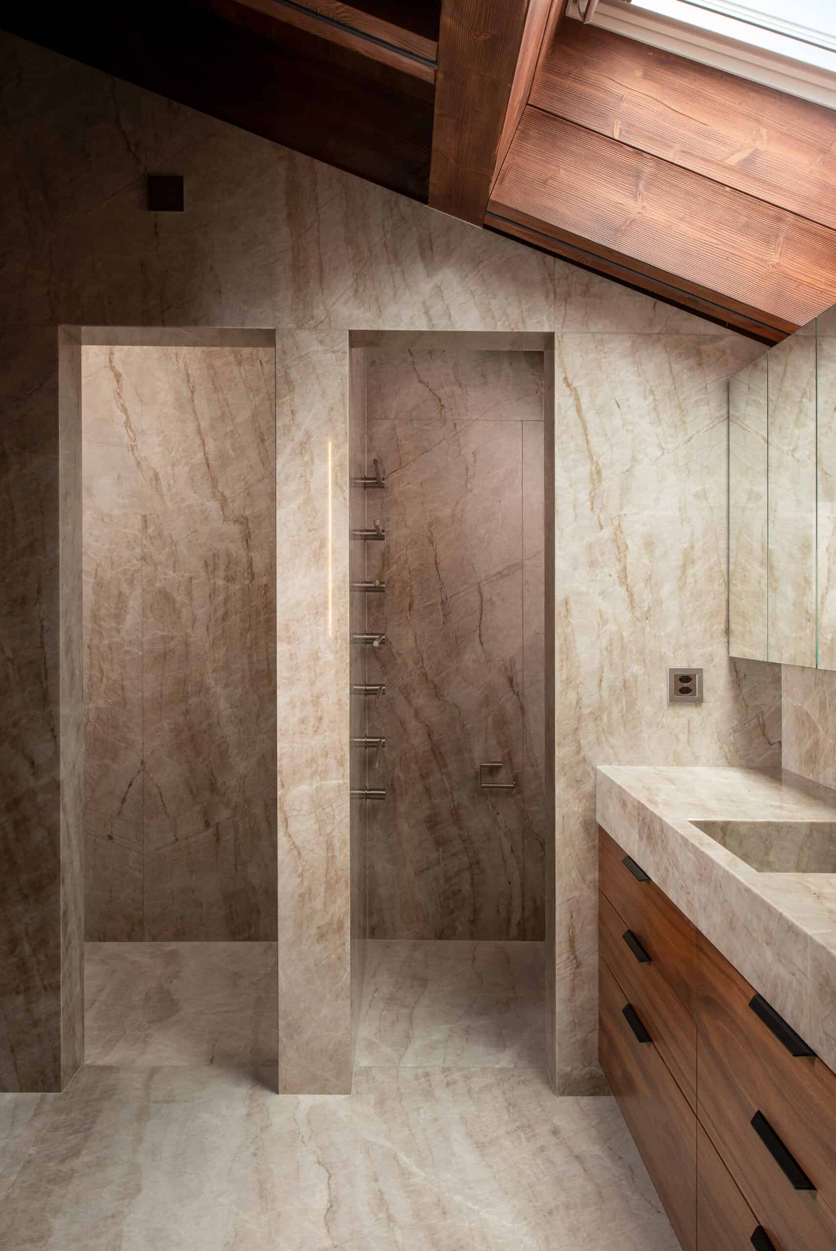 Réalisation d'une salle de bain en Quartzite Taj Mahal avec veinage continu et finitions de marbrier.