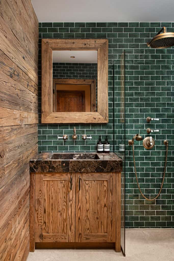 Plateau et vasque intégrée en marbre Emperador réalisés sur mesure par Unique Onyx pour une salle de bain haut de gamme.